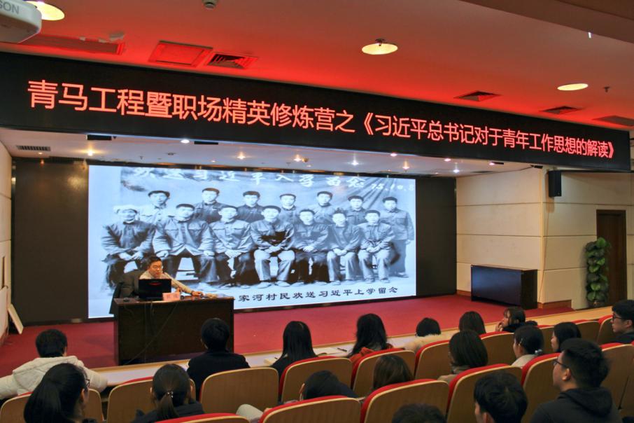 图片包含 室内, 天花板, 人员, 建筑物描述已自动生成