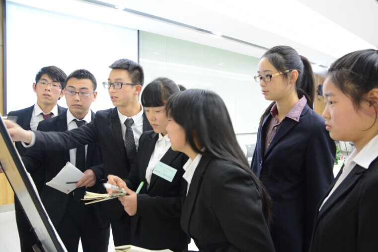 学生小组讨论.jpg