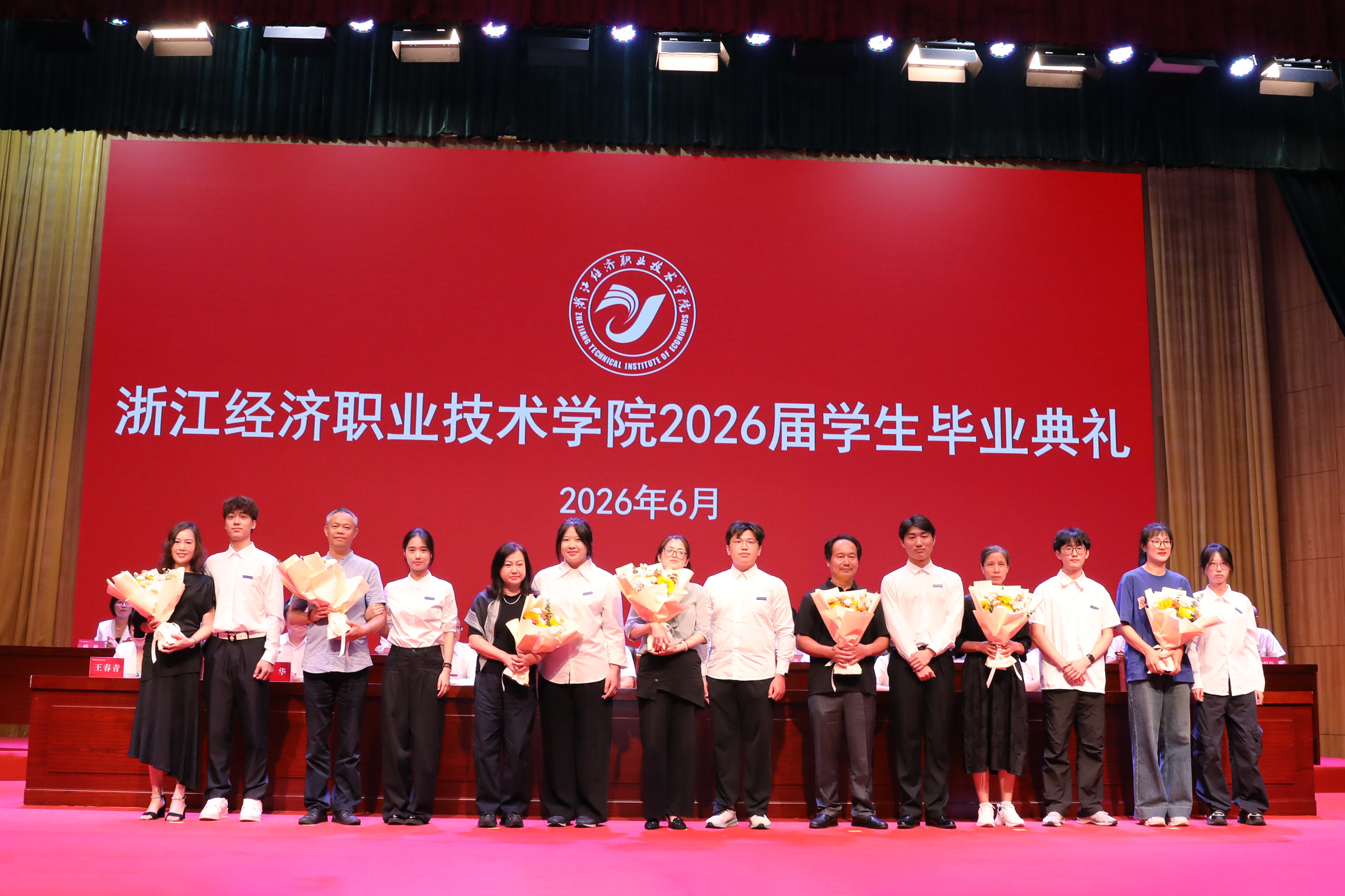 5.家长献花.JPG